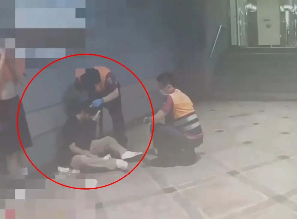 ▲23歲蕭姓台大碩士生被打破頭爆血，醫護人員緊急到場協助。（圖／翻攝畫面）