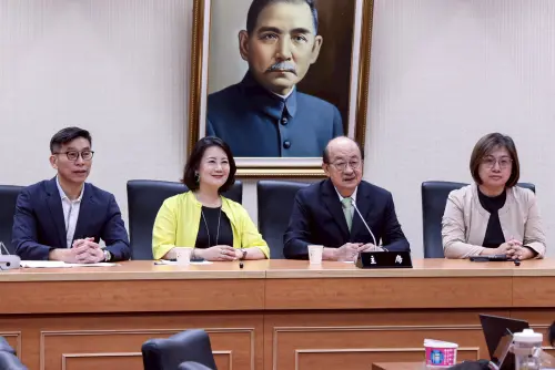 ▲民進黨團三長出爐，書記長陳培瑜續任、幹事長鍾佳濱出任。（圖／記者朱永強攝，2025.09.19）