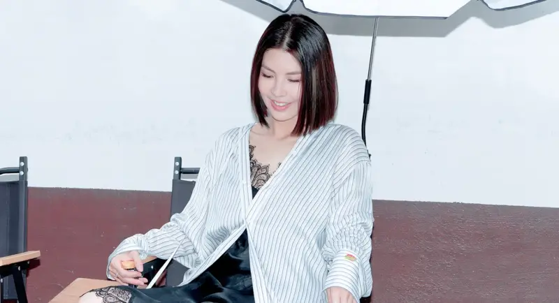 ▲50歲歌手許茹芸（如圖）近期出新單曲，形象照裡的她看起來超凍齡，完全不像50歲，新歌〈一首雲的時間〉 詞曲是由青峰打造。（圖／茹聲工作室提供）