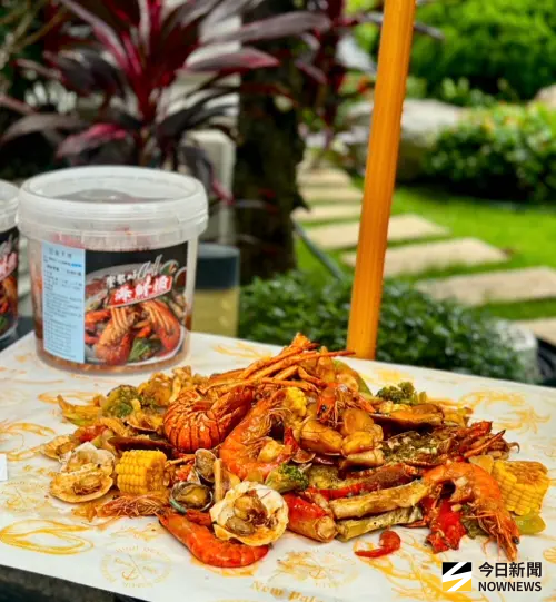 ▲新天地「手扒海鮮桶」，主打「免備料、加熱即享、醬香入味」，每桶八款海味加蔬食，即開即食，（圖／記者金武鳳攝，2025.9.19)