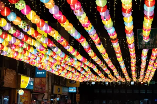 ▲「鎮街燈海」展覽即日起至10月底。（圖／苑裡鎮公所提供）