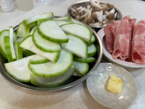 ▲絲瓜豬肉湯食材非常簡單。（圖／記者徐銘穗攝）