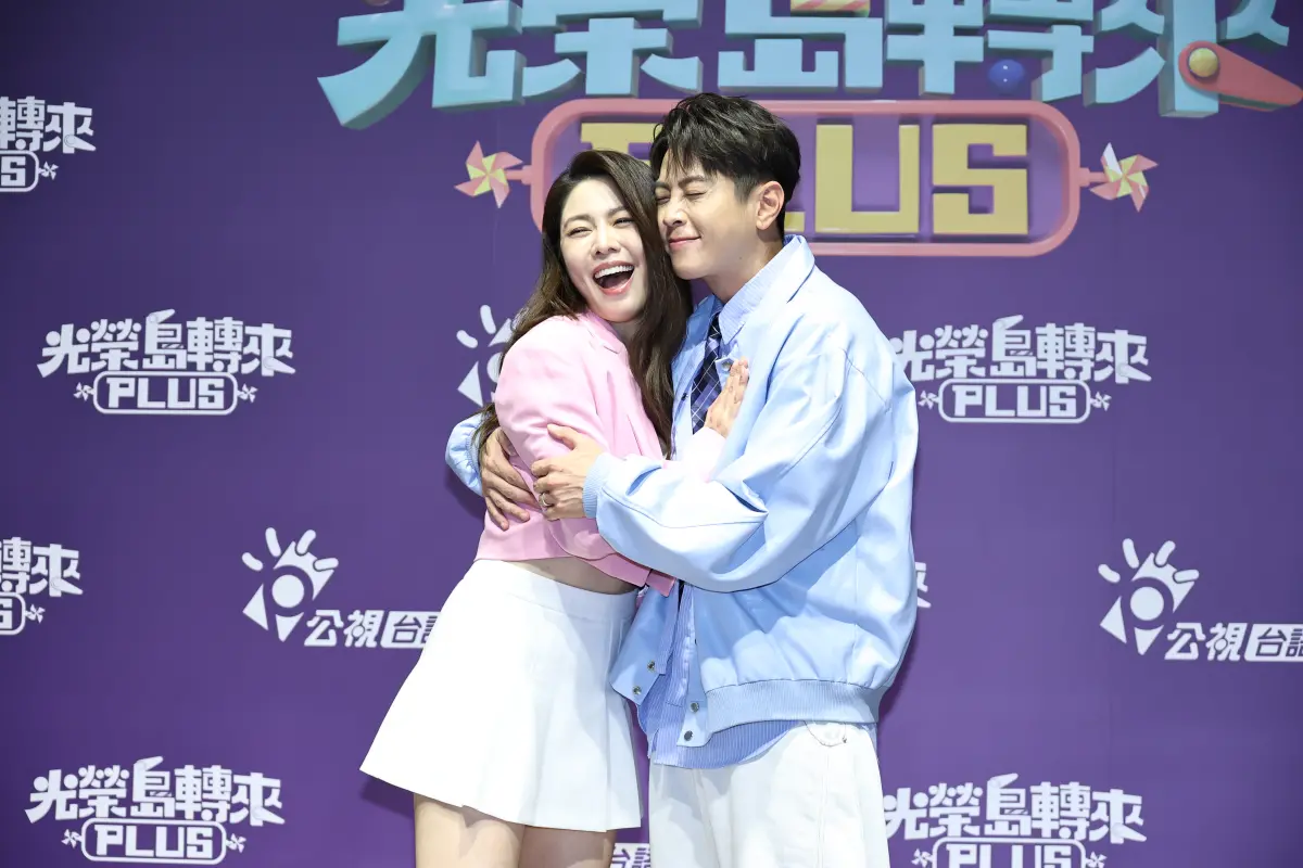 ▲螢幕夫妻檔白家綺（左）與吳東諺（右），近期攜手主持公視台語台全新綜藝節目《光榮島轉來PLUS》，今（19）日記者會上媒體提及江祖平遭性侵事件，眾星表示會為她禱告，希望她早日走出來。（圖／記者嚴永強攝影）
