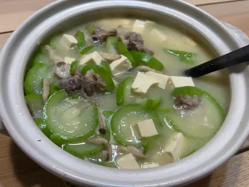 ▲絲瓜豬肉湯，加豆腐一起煮也很搭。（圖／記者徐銘穗攝）