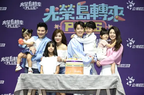 ▲螢幕夫妻檔白家綺（右1）與吳東諺（右4），近期攜手主持公視台語台全新綜藝節目《光榮島轉來PLUS》，首集嘉賓邀請到陳宇風（左2）、葉家妤（左4）夫婦，今（19）日舉辦記者會。（圖／記者嚴永強攝影）