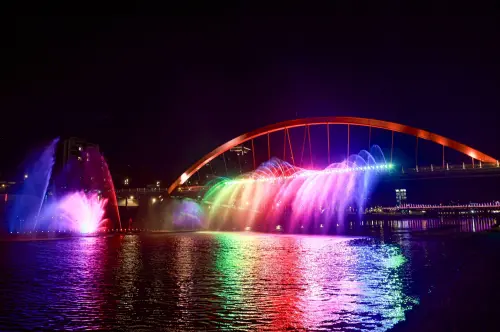 ▲「2025台北水舞嘉年華」在松山彩虹橋舉辦。（圖／記者葉政勳攝，2025.09.17）