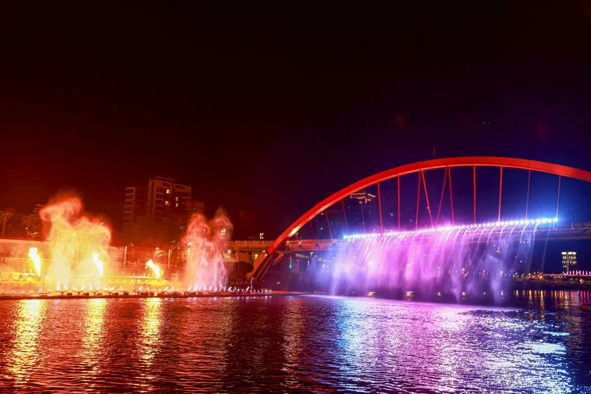 ▲「2025台北水舞嘉年華」每晚都在松山彩虹橋帶來5場水舞表演，逛饒河夜市必看水舞，一招兼賞絕美夕陽、提前避開人擠人。（圖／記者葉政勳攝）