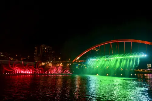 ▲「2025台北水舞嘉年華」在松山彩虹橋舉辦。（圖／記者葉政勳攝，2025.09.17）