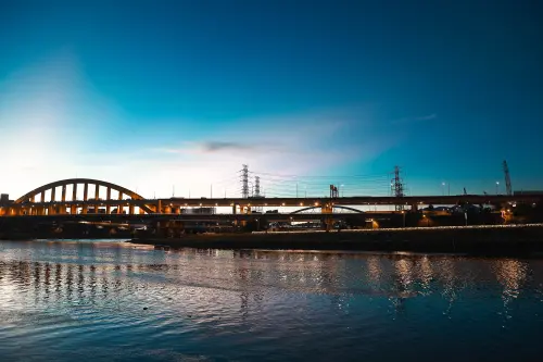 ▲水舞前亮點，松山彩虹橋夕陽餘暉。（圖／記者葉政勳攝，2025.09.17）