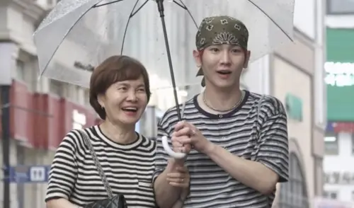 ▲Key（右）跟媽媽穿情侶裝逛街過生日。（圖／翻攝自我獨自生活）