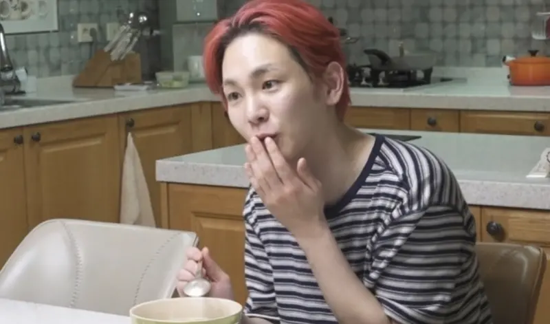 ▲SHINee成員Key在《我獨自生活》節目中，公開自己將奶奶生前做的最後料理，冷凍在自家冰箱中已經13年，只為了留下和奶奶最後的回憶。（圖／翻攝自我獨自生活）