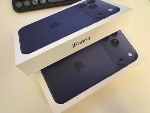 ▲iPhone 17配圖、iPhone 17 Pro配圖、iPhone 17外盒（圖／記者張嘉哲攝）