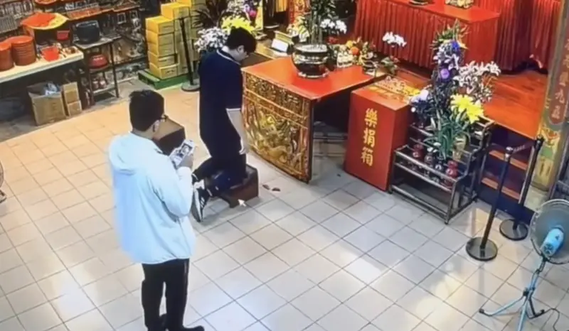 ▲淡水箱屍案陷入膠著時，警方前往淡水福佑宮祈求媽祖指引，獲得連續5個「聖筊」啟示，士氣大振。（圖／翻攝畫面）