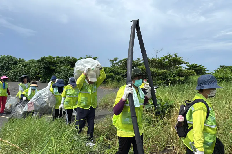 ▲屏東縣府為響應「國際淨灘日」，連續兩週舉辦千人淨灘行動。（圖／屏東縣府提供）