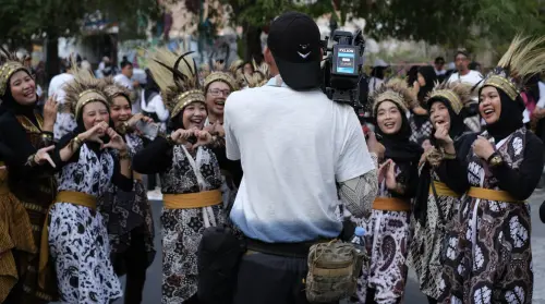 ▲圖為攝影師與印尼遊行的民眾。（圖／公視《南國啟示錄》提供）