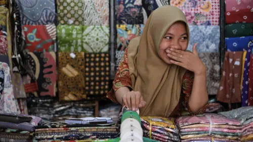 ▲圖為印尼日惹的蠟染小販。（圖／公視《南國啟示錄》提供）