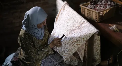 ▲圖為印尼老村婦製作蠟染。（圖／公視《南國啟示錄》提供）