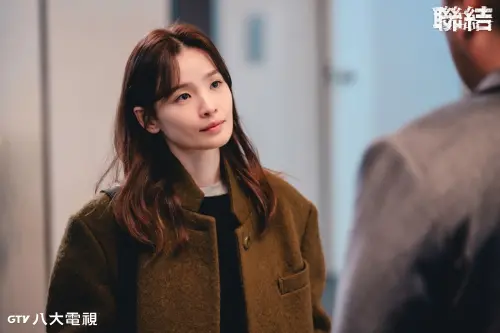 ▲《聯結》中，田美都飾演向現實妥協、以金錢至上的女記者。（圖／八大）