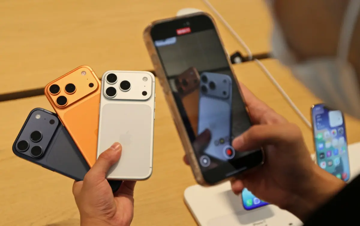 ▲蘋果iPhone 17系列19日正式開賣，不只台灣，中國多地的蘋果門市，也都出現排隊搶購人潮。（示意圖／美聯社／達志影像）