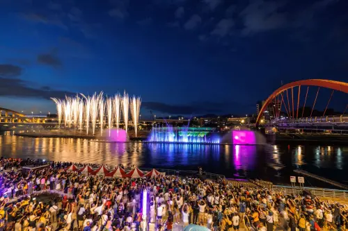 ▲「水火共舞」會加碼施放煙火，將在10月4日19:00場次指定登場。（圖／北市觀傳局）