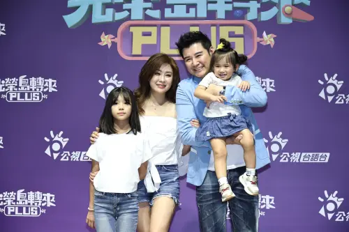 ▲陳宇風（後排右1）、葉家妤（後排左1）夫婦倆，特別為了妹妹白家綺、妹夫吳東諺的新節目，從美國返台站台，兩人透露關於是否拼第4胎，一切看上帝安排。（圖／記者嚴俊強攝影）