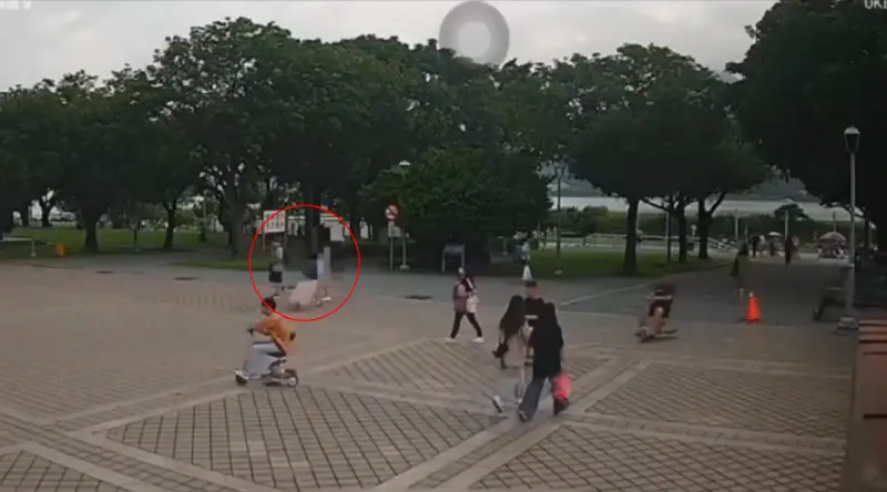 ▲殷姓媳婦將王姓婦人裝箱後，拖著行李箱出現在河邊，過程都遭監視器拍下。（圖／翻攝畫面）