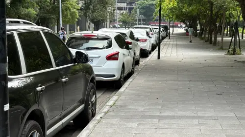 ▲228連假開車出遊一位難求，台中市等中南部縣市為維持車位周轉率，路邊停車多維持正常計費，並非全面免費。（圖／記者顏幸如攝，2025.09.19）