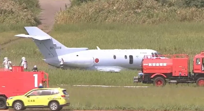 ▲日本航空自衛隊一架飛機降落時衝出跑道，新瀉機場緊急關閉2跑道。（圖／@japanes74436093X）