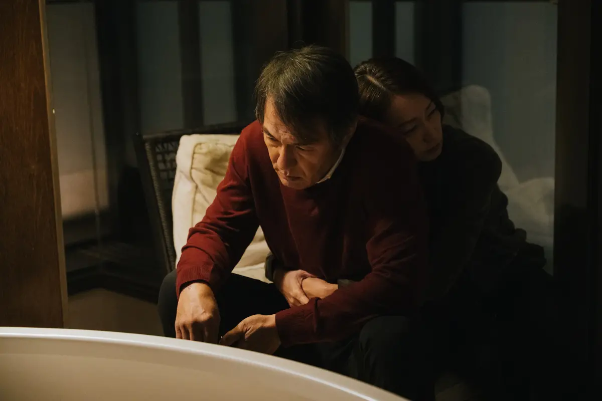 ▲《零日攻擊》議題相當敏感，潘慧如（右）受訪時坦言，和戴立忍（左）對戲時，有一段劇情是爆發衝突，因為太投入在演戲，那種真實感彷彿不是演戲，坦言演完情緒被掏空。（圖／牽猴子提供）