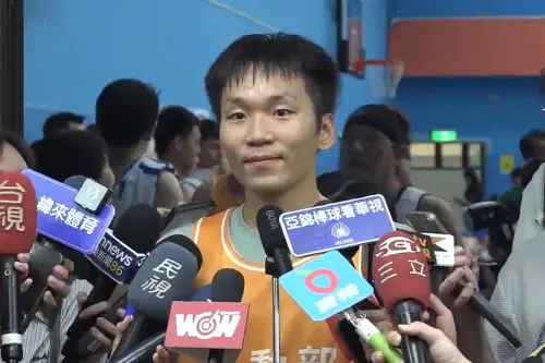 影／李洋部長真的會打籃球！罰球、上籃得分　選擇9號球衣有巧思
