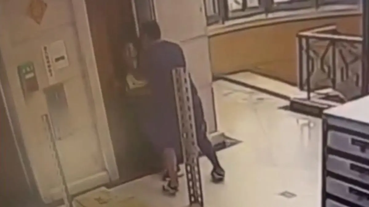 ▲男住戶與清潔工發生口角，沒想到被掐脖之外，還被推下電梯井。（圖／住戶江媽媽提供）