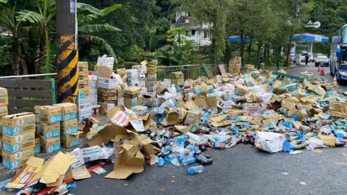 基隆聯結車門沒關好！500箱飲料噴飛民眾狂撿　司機崩潰喊停
