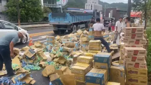 ▲今天早上基隆一輛聯結車上500箱飲料、泡麵散落一地。（圖／里長提供）