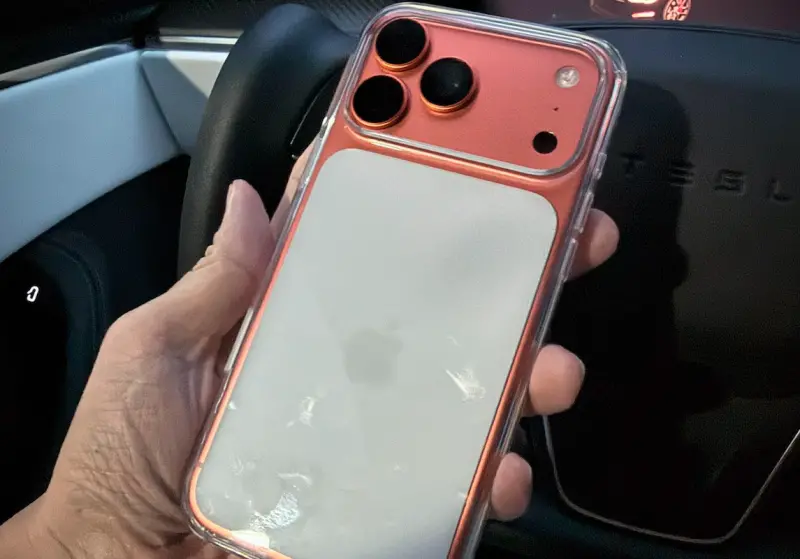 ▲百萬YouTuber「Joeman」率先分享iPhone 17 Pro Max宇宙橙色裝上保護殼的照片，不少網友嫌白色設計「像痠痛藥布」，甚至直呼要等iPhone 18。（圖／翻攝自Joeman臉書粉專）