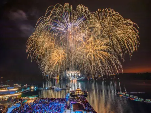 ▲ 「2025日月潭花火音樂嘉年華」將於明（20）日登場，本年度共計有9月20日、11月1日、11月15日3場，圖為去年盛況。本文整理日期、節目表與交通等資訊一次看。（圖／取自日月潭花火嘉年華官網）