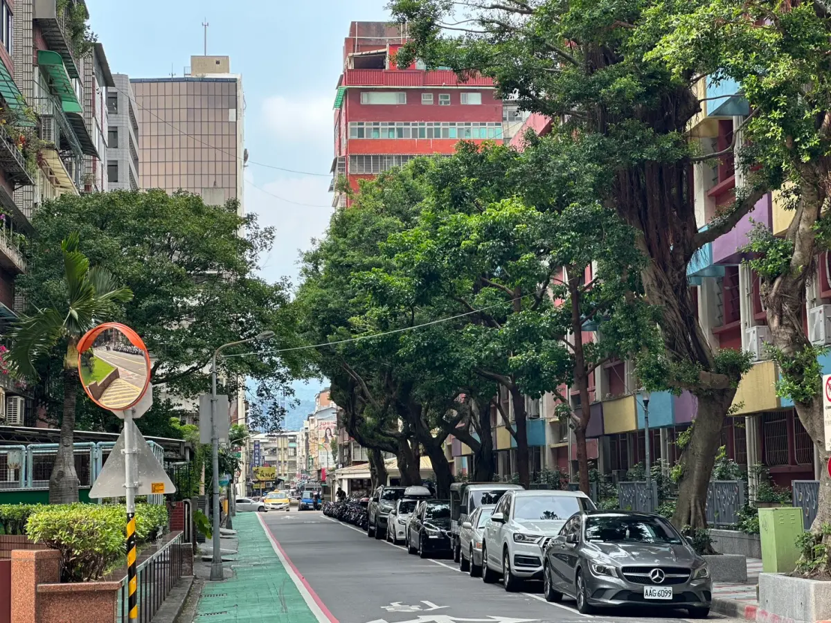 ▲民生重劃區的優勢仍在於交通便利、純住宅環境與高綠地覆蓋率；捷運站近在咫尺，民生汐止線的規劃也帶來利多，區內多座小公園，住宅密度低，生活機能完整。（圖／信義房屋提供）