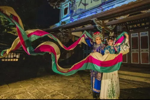 ▲邀請當代傳奇劇場共演舞蹈場次，讓光影與身姿交織，營造唯美浪漫情境