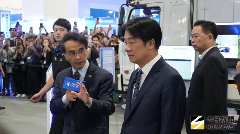 ▲總統賴清德參觀「2025台北國際航太暨國防工業展」,聽取國家太空中心人員解說。(圖/記者呂炯昌攝)
