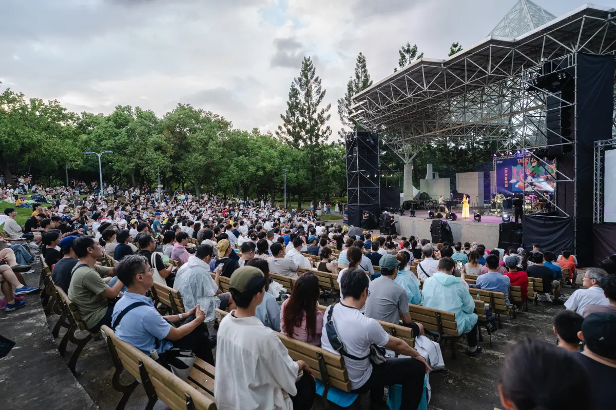 ▲2024年台北爵士音樂節在大安森林公園「戶外開趴」，卻因為一名女觀眾搶輸座位而開打，她朝坐到位子的男性觀眾連續打巴掌，最後將他趕到後面座位。（圖／翻攝台北市文化局官網）