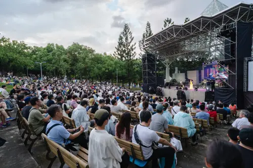 獨／爵士音樂節開趴變開打！女搶輸座位　怒賞巴掌打跑「快腿男」
