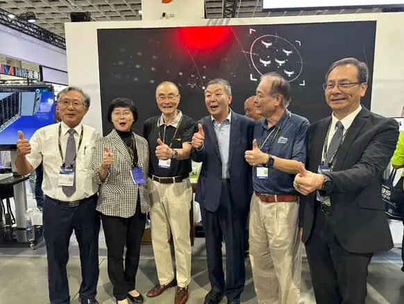 ▲前國防部長馮世寬（左三）、前海軍司令黃曙光（右三）現身2025台北航太國防展。（圖／民眾提供）