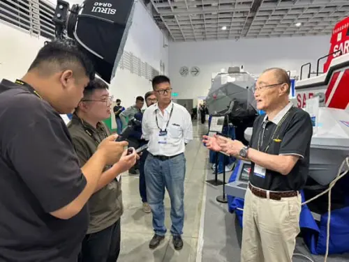 ▲前國防部長馮世寬（右一）現身2025台北航太國防展。（圖／民眾提供）
