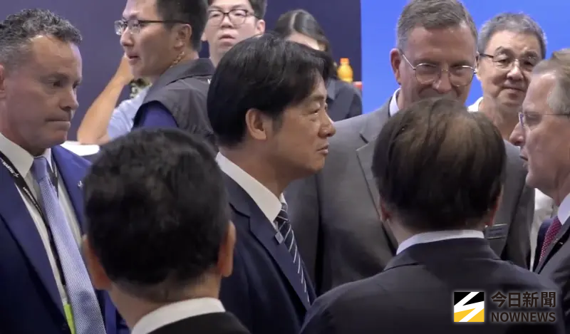 ▲總統賴清德視察國防展，與美國軍火商參展人員交談。（圖／翻攝畫面）