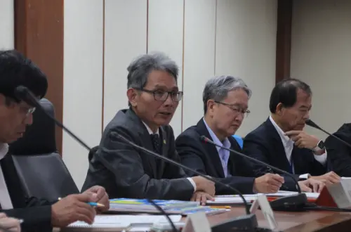 ▲賴建信表示，民生用電長期偏離成本，如目前住宅平均電價2.77元／度，遠低於台電今年1到7月平均售電成本3.80元／度，必須適度反映。（圖／記者鍾泓良攝影）