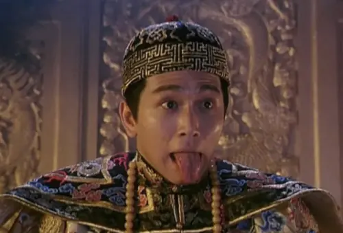 ▲溫兆倫（如圖）在《新鹿鼎記》扮演康熙，搞笑表演獲得導演王晶認可，可是多年後彼此竟然公開鬧不合。（圖／摘自IMDb）