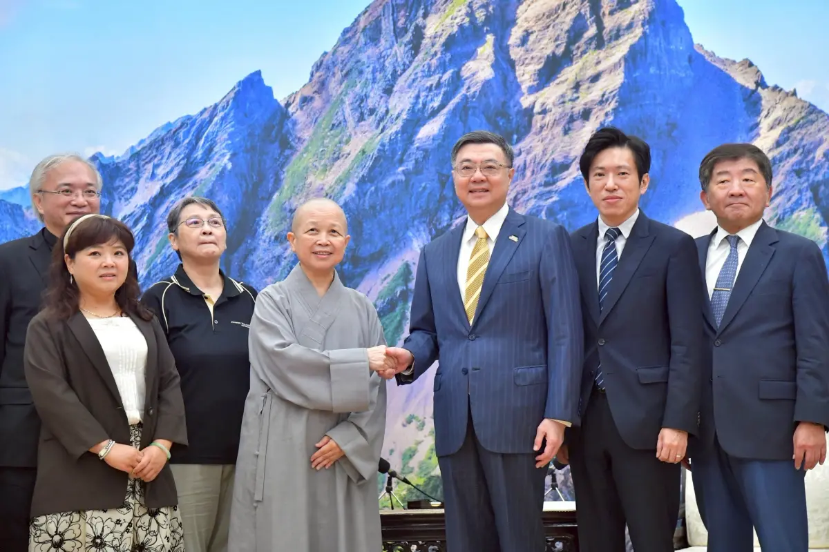 ▲行政院規劃普發現金一萬元，不過玄奘大學宗教系教授釋昭慧呼籲民眾拒領普發現金1萬元，並拜會行政院長卓榮泰。（圖／行政院提供）