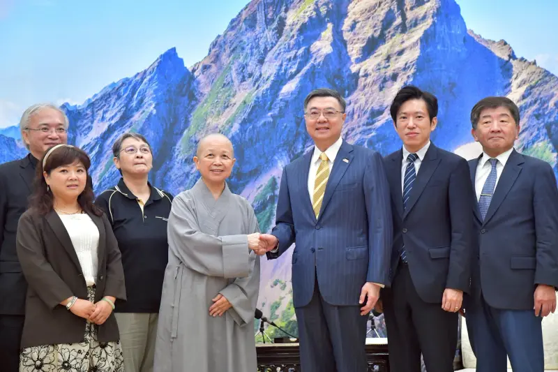 ▲卓榮泰接見法師釋昭慧，並表示將請財政部研議增設普發現金「不領取」選項，引發綠營支持者反彈。（圖／行政院提供）