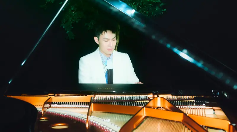 ▲蘇打綠阿龔（如圖）即將開個人音樂會，他在這2年來練琴3千小時，為拍攝形象照還租了8百萬元鋼琴助陣。（圖／亮晶妃音樂有限公司提供）