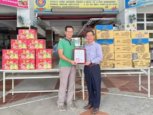 ▲高雄市仁武區仁武特殊教育學校校長戴官宇(左)致贈感謝狀，以感謝大林煉油廠持續對該校的關懷與付出，由大林煉油廠副廠長陳福榮(右)代表接受。(圖／中油大林煉油廠提供)