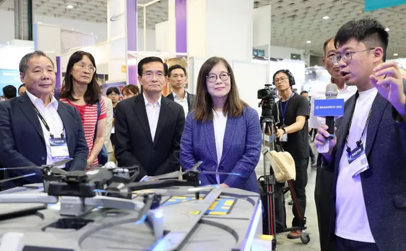 ▲海洋委員會主任委員管碧玲(左4)參與台北國際航太及國防工業展，宣布投入68億元籌建海巡無人載具。(圖／海洋委員會提供)